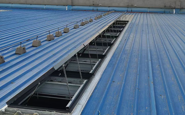 某城市大型商业综合体中庭留坝排烟窗工程